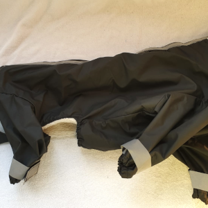 Crna kabanica s podstavom od krzna 36 cm